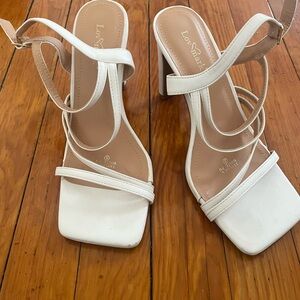 Square toe white heel shoes. Size 6. Good condition,